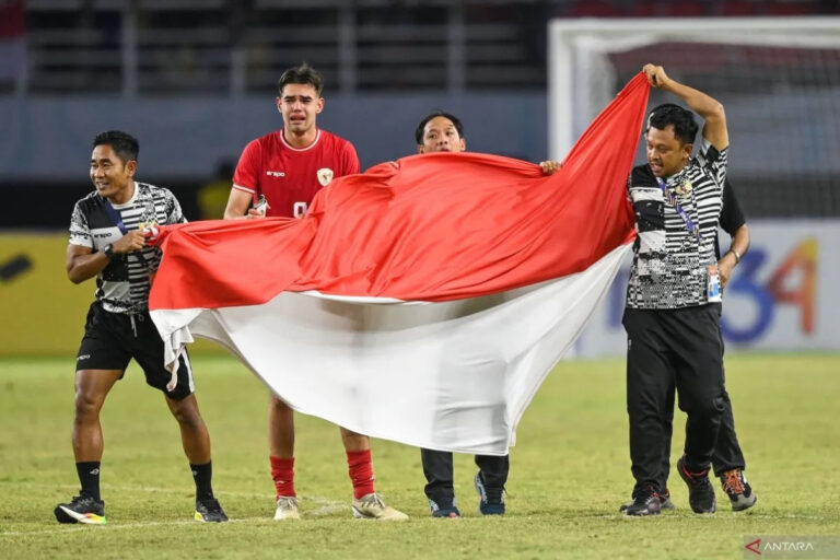 pesepak-bola-timnas-indonesia-jens-raven-kedua-kiri-berseleb-hqds
