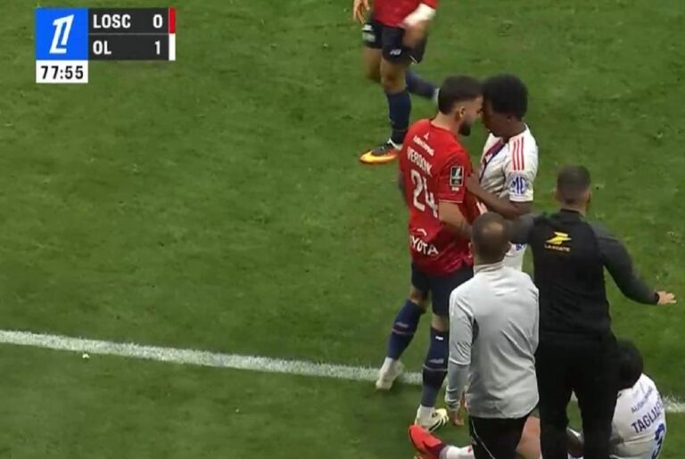 calvin_verdonk_adu_kepala_dengan_malick_fofana_di_laga_lille_vs_lyon_timnasxtra-UGQ6_large