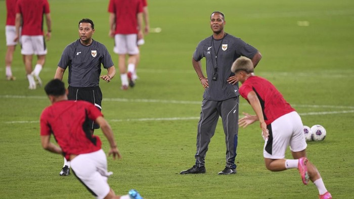lihat-lagi-latihan-timnas-indonesia-bareng-kluivert-di-australia-1742457438548_169