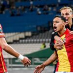 Bek-Timnas-Indonesia-Dean-James-melakukan-selebrasi-bersama-rekan-satu-tim-Go-Ahead-Eagles