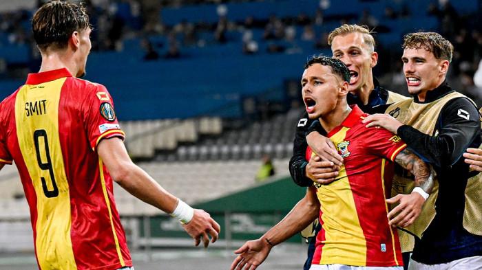 Bek-Timnas-Indonesia-Dean-James-melakukan-selebrasi-bersama-rekan-satu-tim-Go-Ahead-Eagles